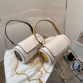 Τρέχουσα γυναικεία τσάντα σε στρογγυλό σχήμα με μεταλλική λαβή