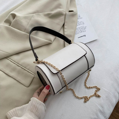 Τρέχουσα γυναικεία τσάντα σε στρογγυλό σχήμα με μεταλλική λαβή