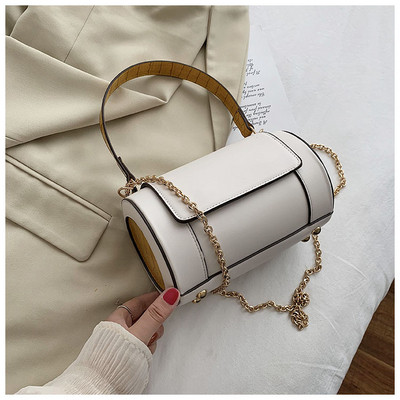 Τρέχουσα γυναικεία τσάντα σε στρογγυλό σχήμα με μεταλλική λαβή