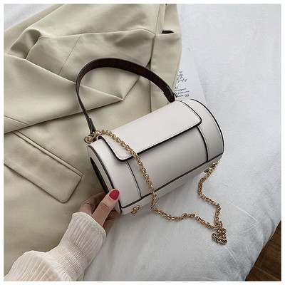 Τρέχουσα γυναικεία τσάντα σε στρογγυλό σχήμα με μεταλλική λαβή