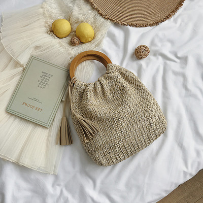 Πλεκτή γυναικεία τσάντα με φούντα