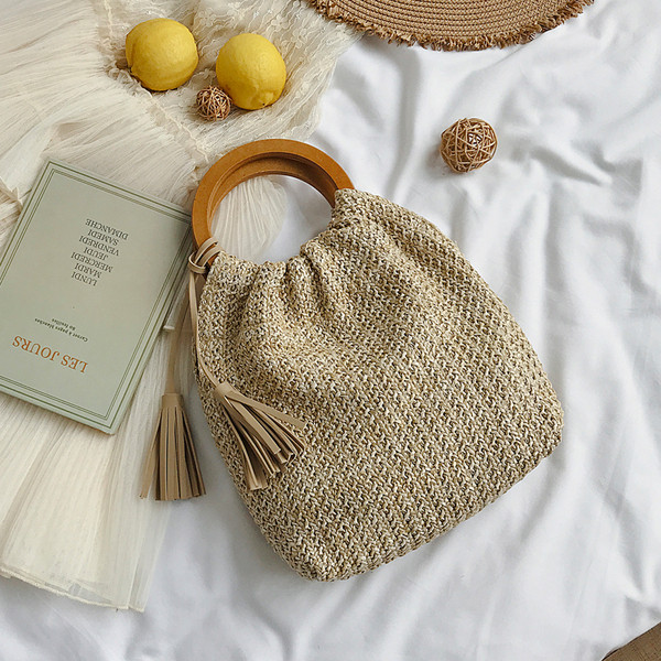 Πλεκτή γυναικεία τσάντα με φούντα