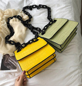 Kis bőrtáska fém fogantyúval