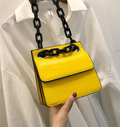 Kis bőrtáska fém fogantyúval