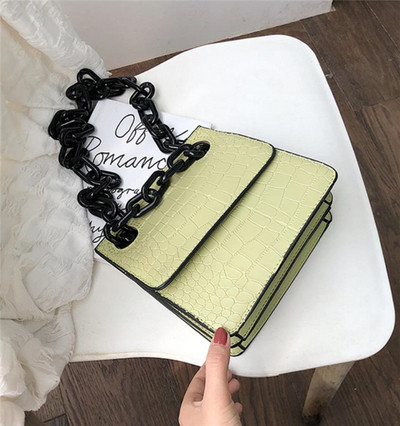 Kis bőrtáska fém fogantyúval