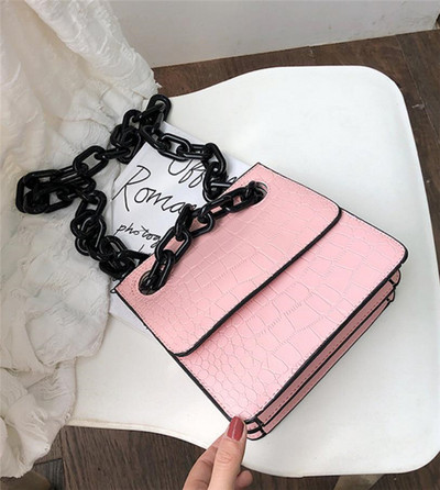 Kis bőrtáska fém fogantyúval