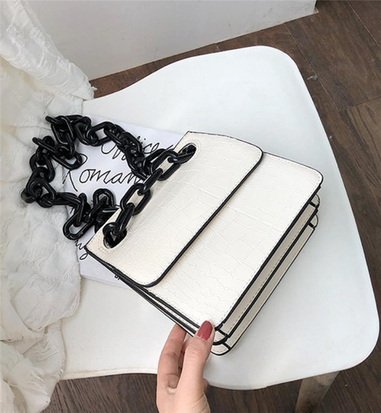 Kis bőrtáska fém fogantyúval