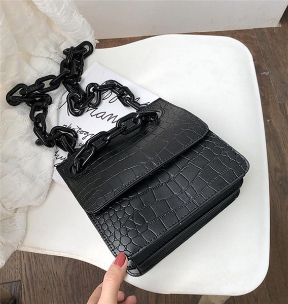 Kis bőrtáska fém fogantyúval