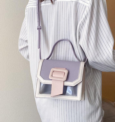 Μικρή γυναικεία τσάντα με διάφανο μπροστινό μέρος και αγκράφα