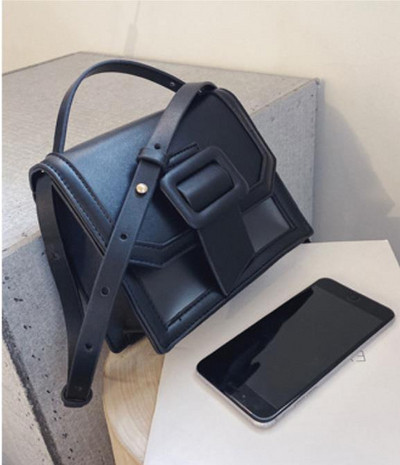 Μικρή γυναικεία τσάντα με διάφανο μπροστινό μέρος και αγκράφα