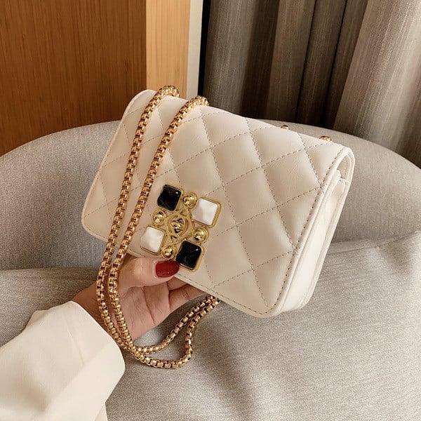 Κομψή τσάντα με διακοσμητικές πέτρες και αγκράφα