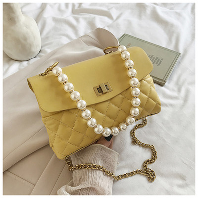 Κομψή γυναικεία τσάντα από οικολογικό δέρμα με διακοσμητικές πέρλες