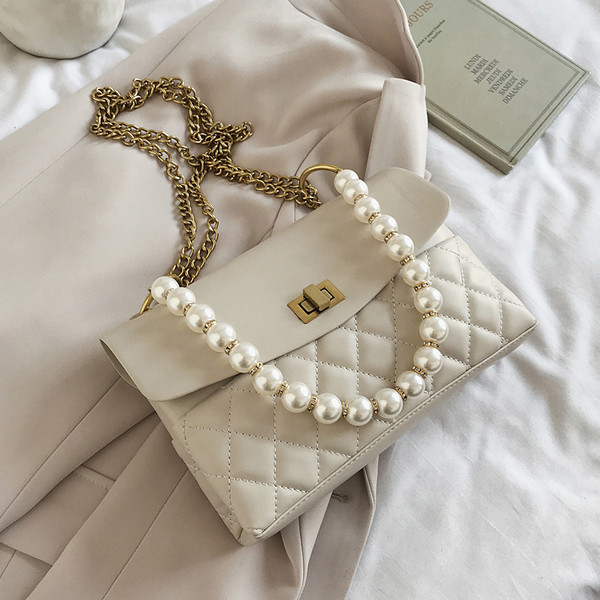 Κομψή γυναικεία τσάντα από οικολογικό δέρμα με διακοσμητικές πέρλες