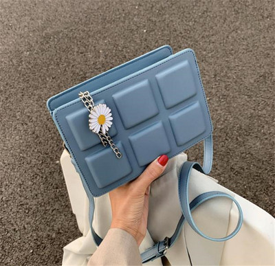 Μικρή δερμάτινη τσάντα με διακόσμηση λουλουδιών