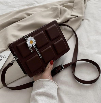 Μικρή δερμάτινη τσάντα με διακόσμηση λουλουδιών