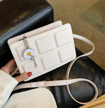 Μικρή δερμάτινη τσάντα με διακόσμηση λουλουδιών