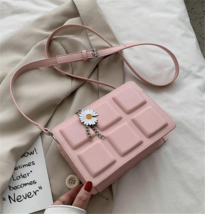 Μικρή δερμάτινη τσάντα με διακόσμηση λουλουδιών