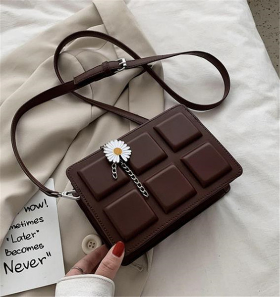 Μικρή δερμάτινη τσάντα με διακόσμηση λουλουδιών