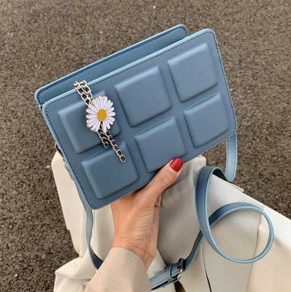 Μικρή δερμάτινη τσάντα με διακόσμηση λουλουδιών