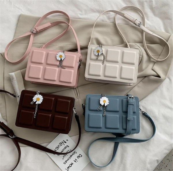 Μικρή δερμάτινη τσάντα με διακόσμηση λουλουδιών