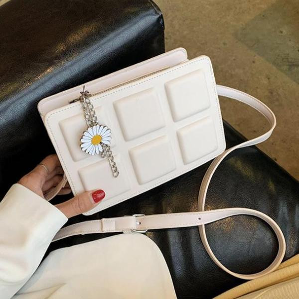 Μικρή δερμάτινη τσάντα με διακόσμηση λουλουδιών