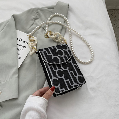 Μικρή γυναικεία τσάντα με μακριά λαβή από πέρλες