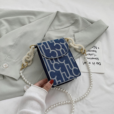 Μικρή γυναικεία τσάντα με μακριά λαβή από πέρλες