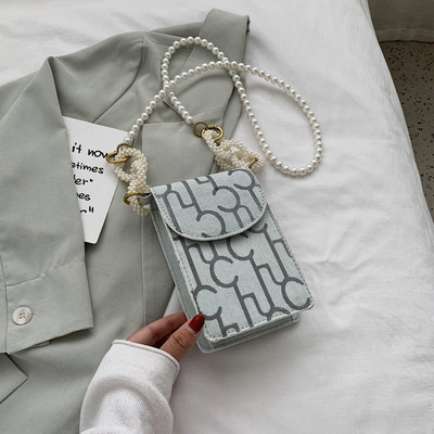 Μικρή γυναικεία τσάντα με μακριά λαβή από πέρλες