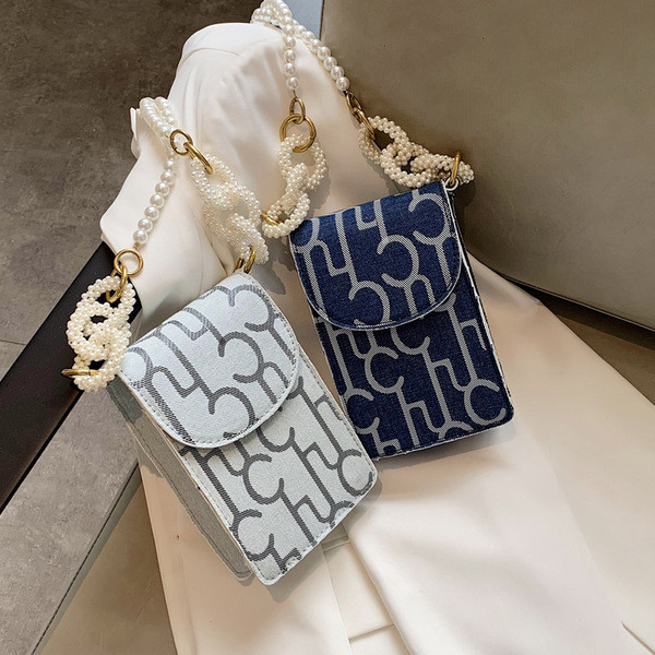 Μικρή γυναικεία τσάντα με μακριά λαβή από πέρλες