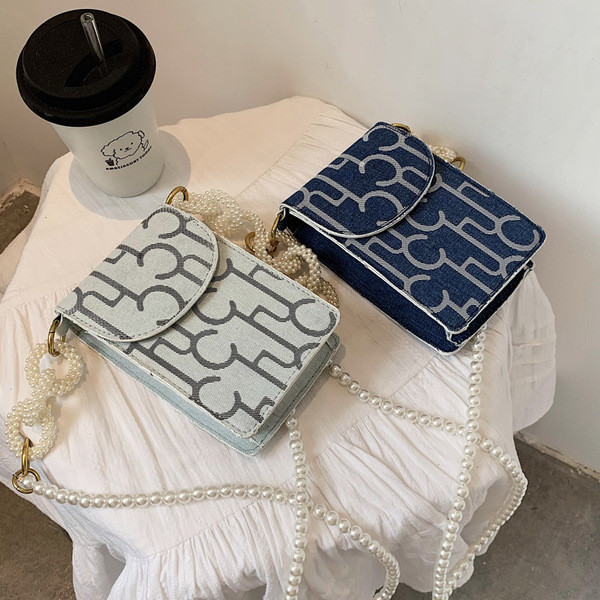 Μικρή γυναικεία τσάντα με μακριά λαβή από πέρλες