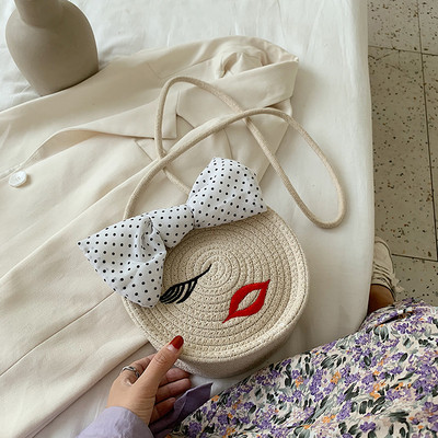 Geanta casual de dama in forma rotunda si decor 3D