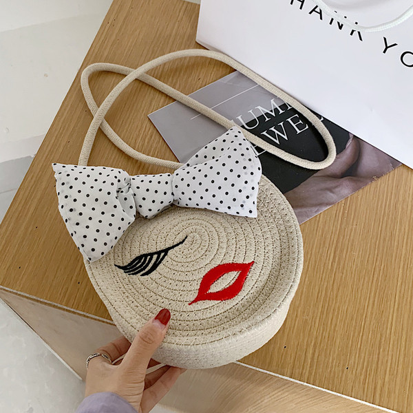 Laisvalaikio apvalios formos moteriška rankinė su 3D apdaila