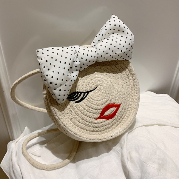 Laisvalaikio apvalios formos moteriška rankinė su 3D apdaila