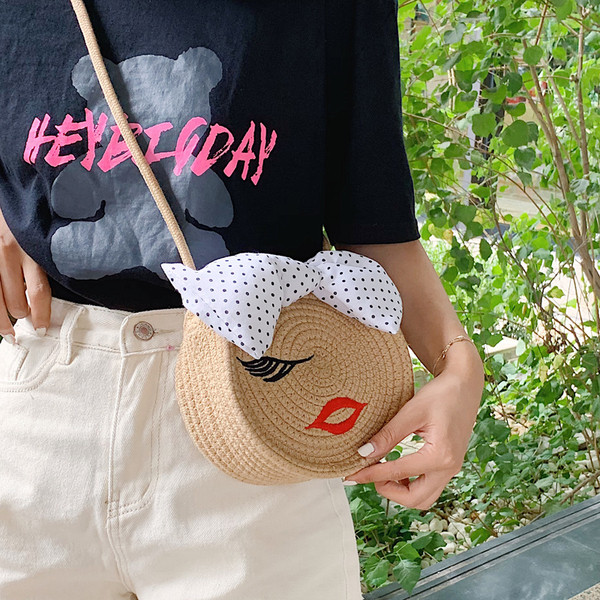 Laisvalaikio apvalios formos moteriška rankinė su 3D apdaila