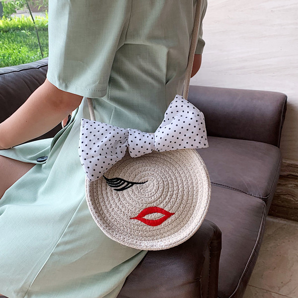 Laisvalaikio apvalios formos moteriška rankinė su 3D apdaila