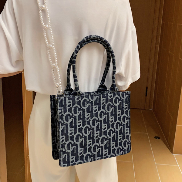 Γυναικεία κομψή τσάντα με κοντή λαβή και πέρλες