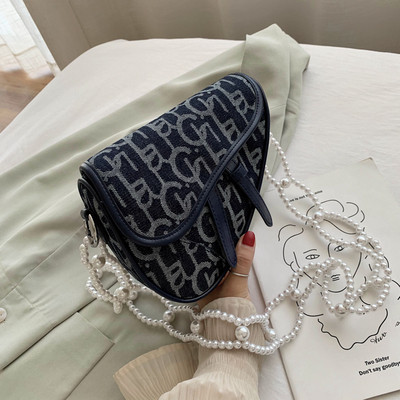 Γυναικεία ασύμμετρη τσάντα με διακοσμητικές πέρλες