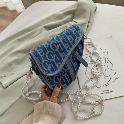 Γυναικεία ασύμμετρη τσάντα με διακοσμητικές πέρλες