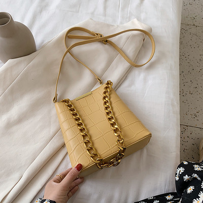 Γυναικεία μοντέρνα τσάντα με μεταλλική λαβή από οικολογικό δέρμα