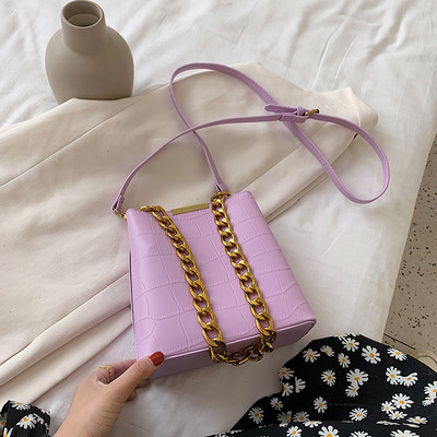 Γυναικεία μοντέρνα τσάντα με μεταλλική λαβή από οικολογικό δέρμα