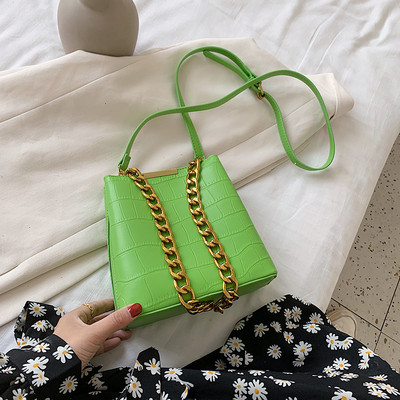 Γυναικεία μοντέρνα τσάντα με μεταλλική λαβή από οικολογικό δέρμα