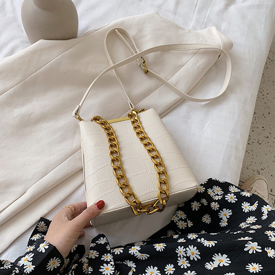 Γυναικεία μοντέρνα τσάντα με μεταλλική λαβή από οικολογικό δέρμα