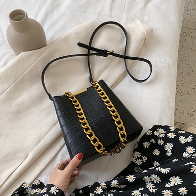 Γυναικεία μοντέρνα τσάντα με μεταλλική λαβή από οικολογικό δέρμα