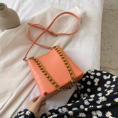 Γυναικεία μοντέρνα τσάντα με μεταλλική λαβή από οικολογικό δέρμα