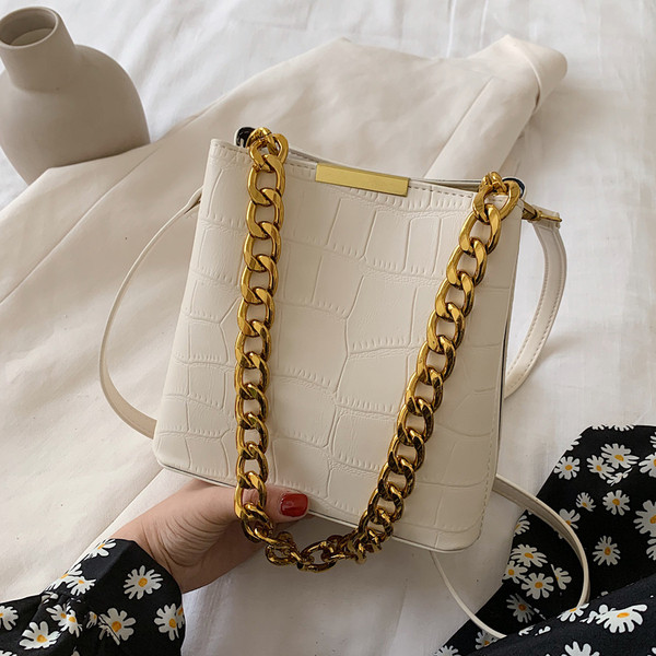 Γυναικεία μοντέρνα τσάντα με μεταλλική λαβή από οικολογικό δέρμα