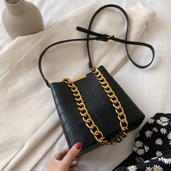 Γυναικεία μοντέρνα τσάντα με μεταλλική λαβή από οικολογικό δέρμα