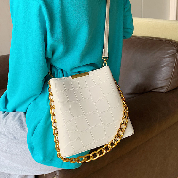 Γυναικεία μοντέρνα τσάντα με μεταλλική λαβή από οικολογικό δέρμα