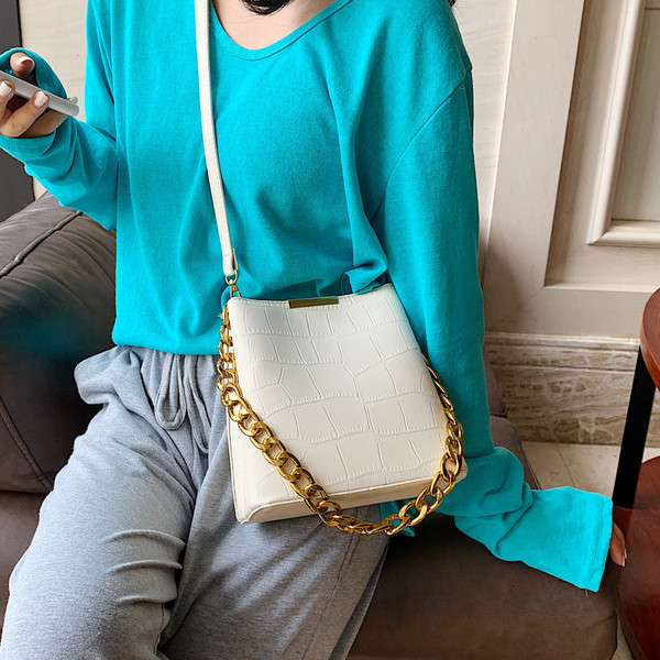 Γυναικεία μοντέρνα τσάντα με μεταλλική λαβή από οικολογικό δέρμα