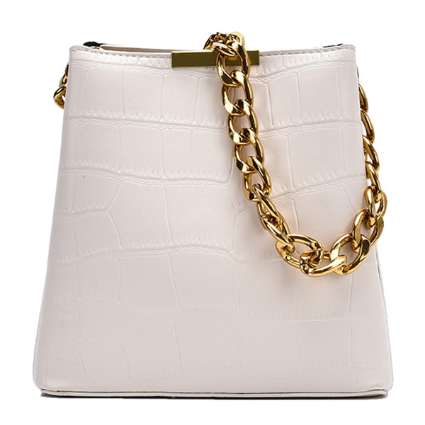 Γυναικεία μοντέρνα τσάντα με μεταλλική λαβή από οικολογικό δέρμα