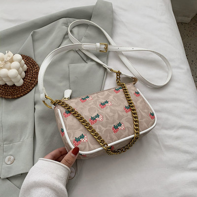 Laisvalaikio moteriška rankinė su metaline grandinėle iš eko odos